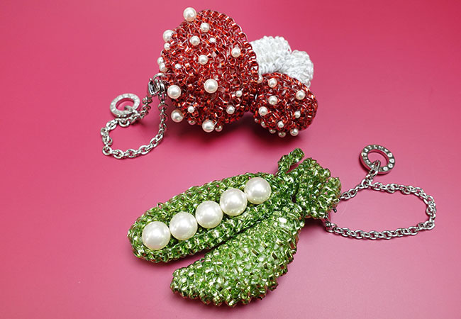 トレンドのバッグチャームで楽しむ、大人の秋スタイル MOTIVO