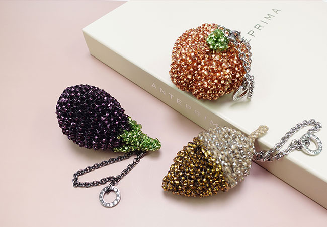 アンテプリマ モティーヴォ フルッタ チャーム パイナップル 2024 完売品 トレンドのバッグチャームで楽しむ、大人の秋スタイル MOTIVO